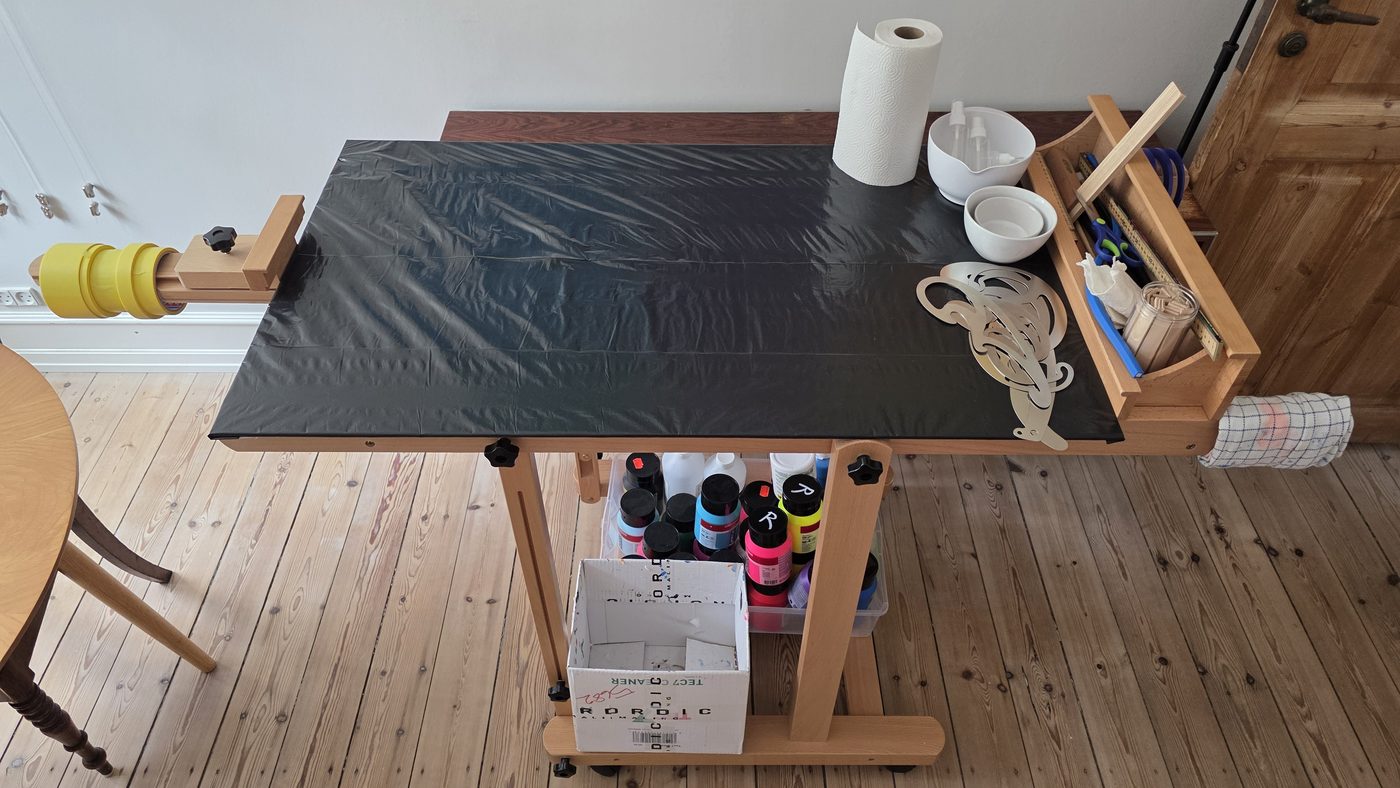 Ny arbejdsstation med sort akrylplade