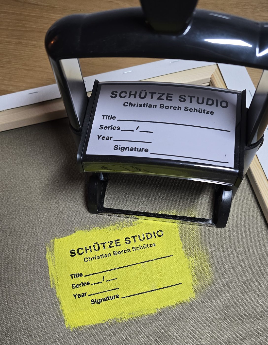 Schütze Studio-stempel med titel, serie, år og signatur